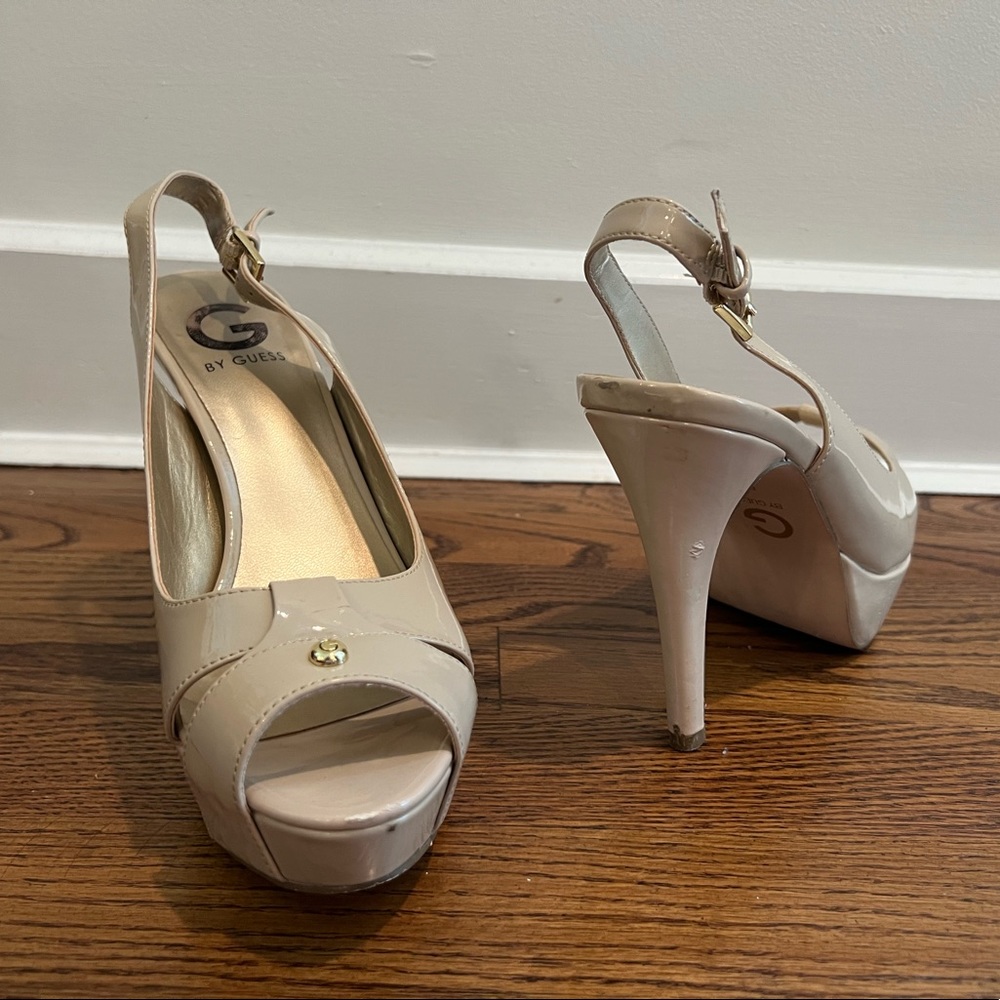 By Guess size 8M beige patent leather pumps